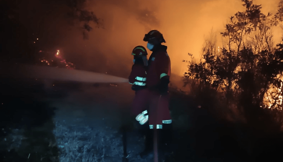 El incendio de Jarilla se reaviva y obliga a confinar a los vecinos de Cabezabellosa