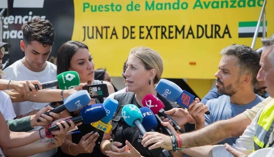 La presidenta de Extremadura, María Guardiola, atiende a los medios | JUNTAEX