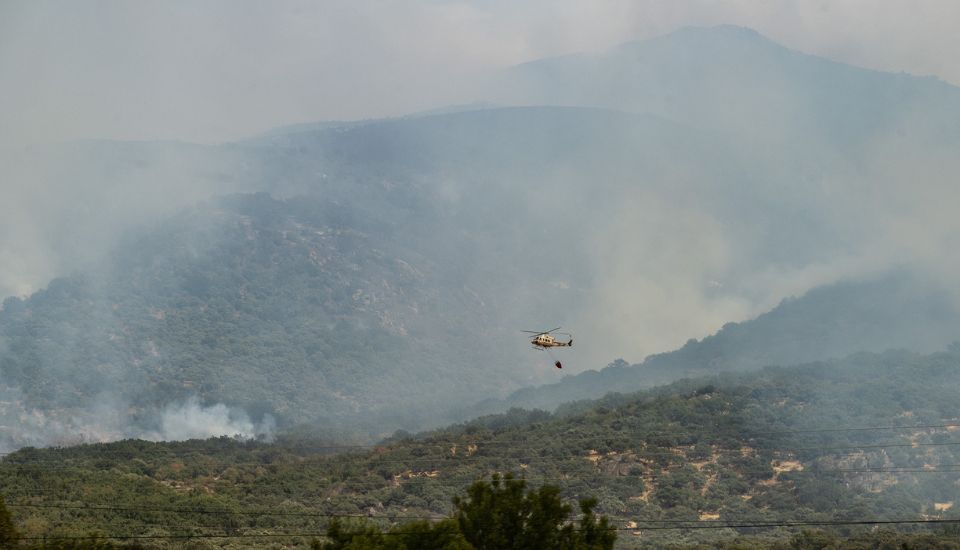 El incendio de Jarilla se reaviva y obliga a confinar a los vecinos de Cabezabellosa