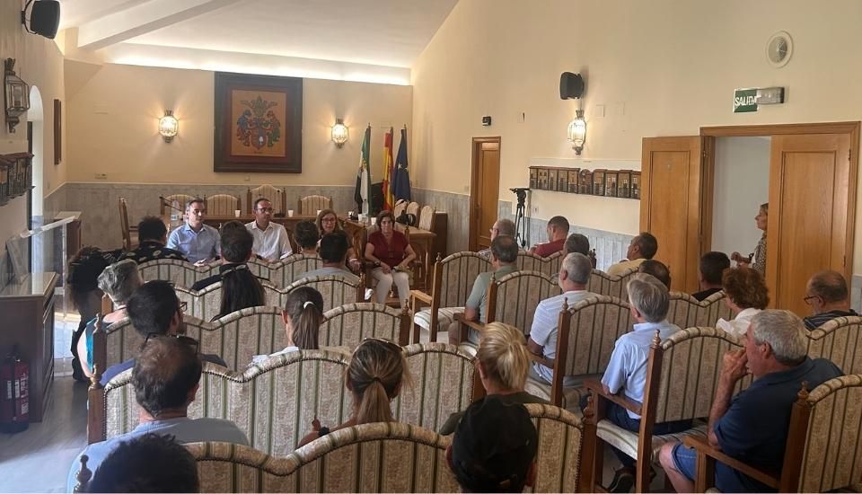 La consejera de Agricultura se reúne con alcaldes y ganaderos del Valle del Ambroz para evaluar los daños del incendio de Jarilla