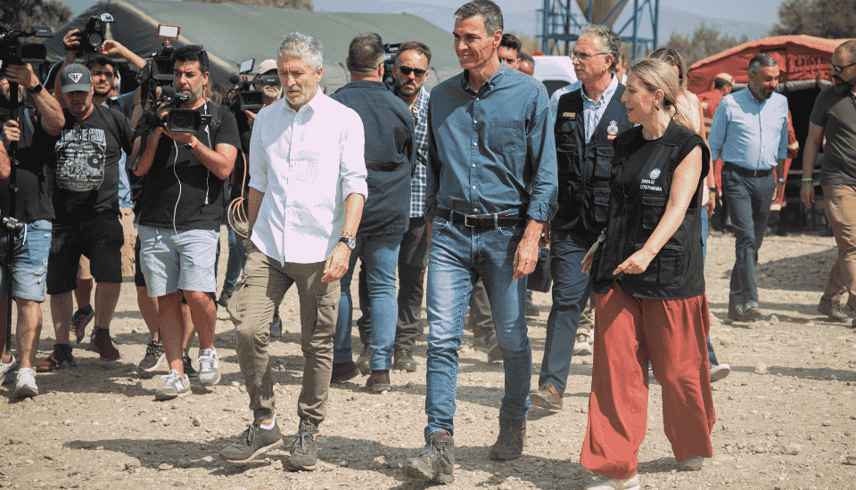 El presidente Pedro Sánchez, acompañado de la presidenta de la Junta de Extremadura, María Guardiola, y del ministro del Interior, Fernando Grande-Marlaska, en su visita al Puesto de Mando Avanzado de La Granja (Cáceres).