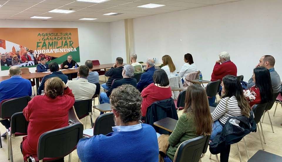 FADEMUR Extremadura se reúne con el PSOE para avanzar en derechos de mujeres rurales
