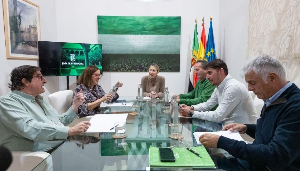 Guardiola escucha reivindicaciones de las organizaciones agrarias extremeñas