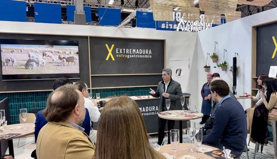 La Torta del Casar se promociona en Fitur como reclamo gastronómico extremeño