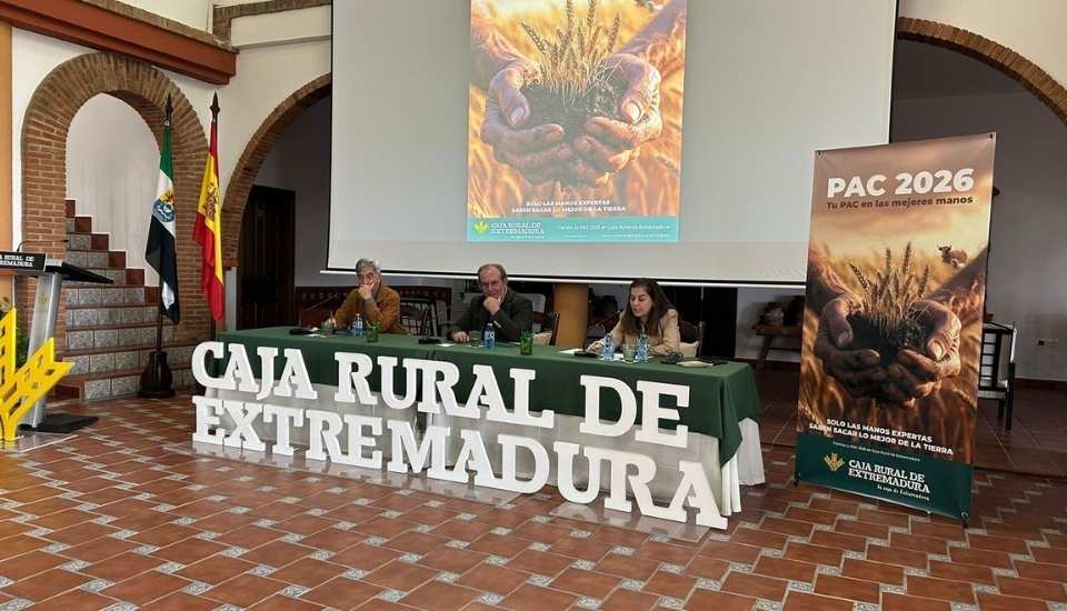 Una docena de entidades analizan el futuro del sector ganadero junto a Caja Rural de Extremadura