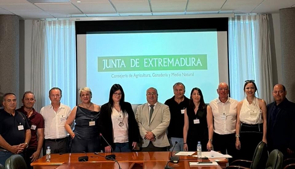 Agricultura respalda el acuerdo Ibertabaco - Deltafina para comercializar tabaco extremeño