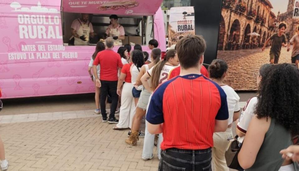 Almendralejo celebra la victoria de España con 800 bocadillos de jamón