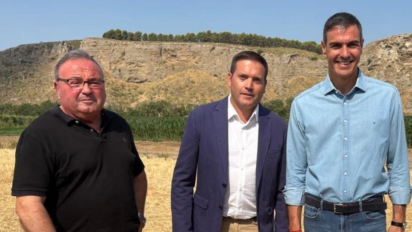 Anastasio Yébenes y Ángel del Valle, miembros de la Ejecutiva, con Pedro Sánchez UdU