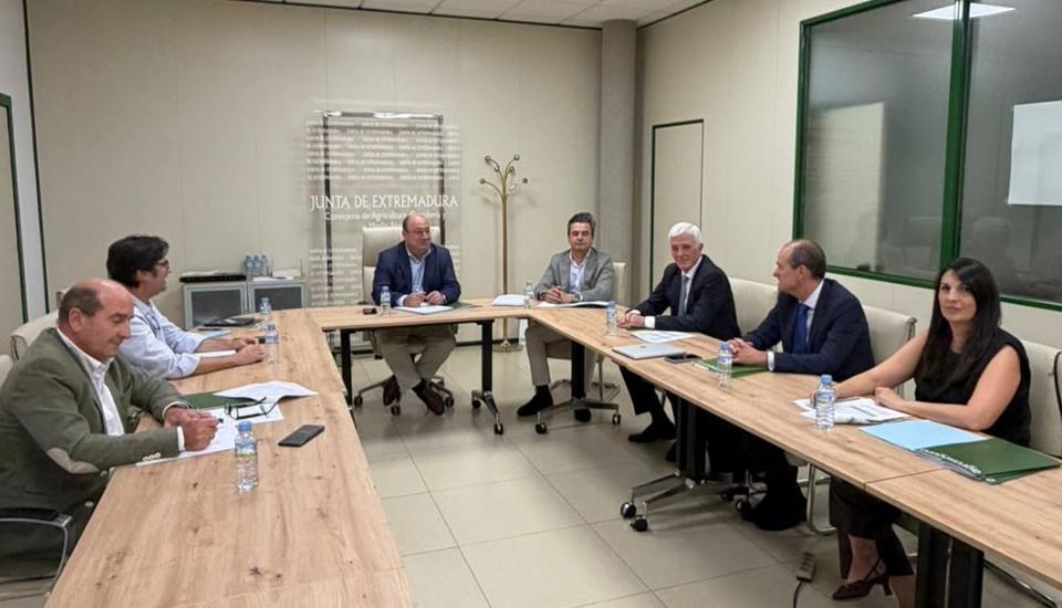 Junta y Agroseguro impulsan mejoras en el seguro de la cereza extremeña