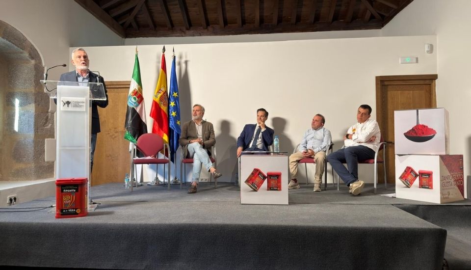 Yuste rinde homenaje al Pimentón de la Vera con un recetario